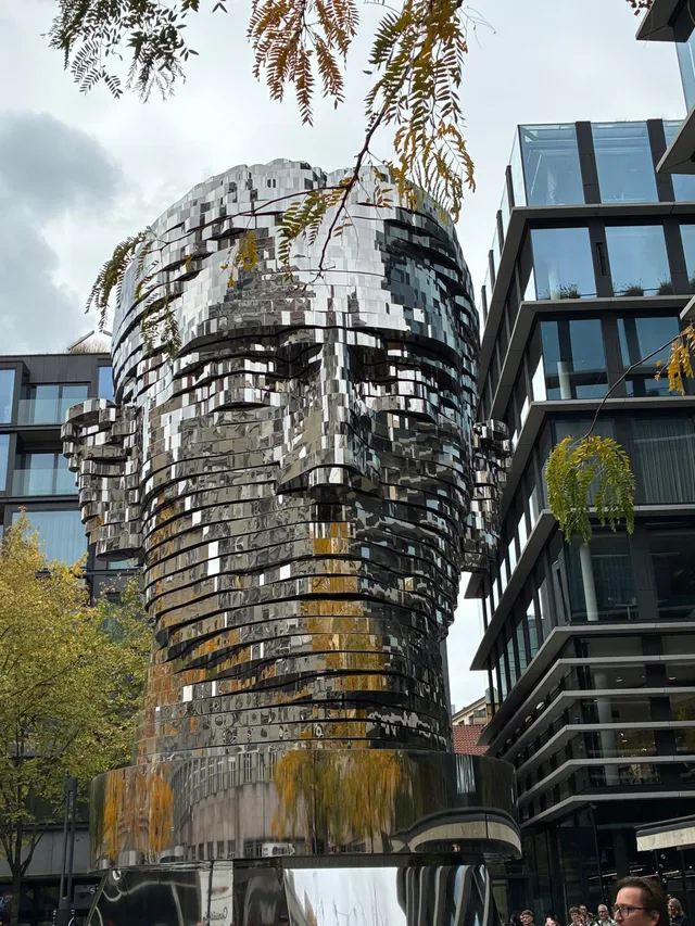 Die spiegelnde, aus drehbaren Scheiben gebaute Kafka-Skulptur von David Černý in Prag.